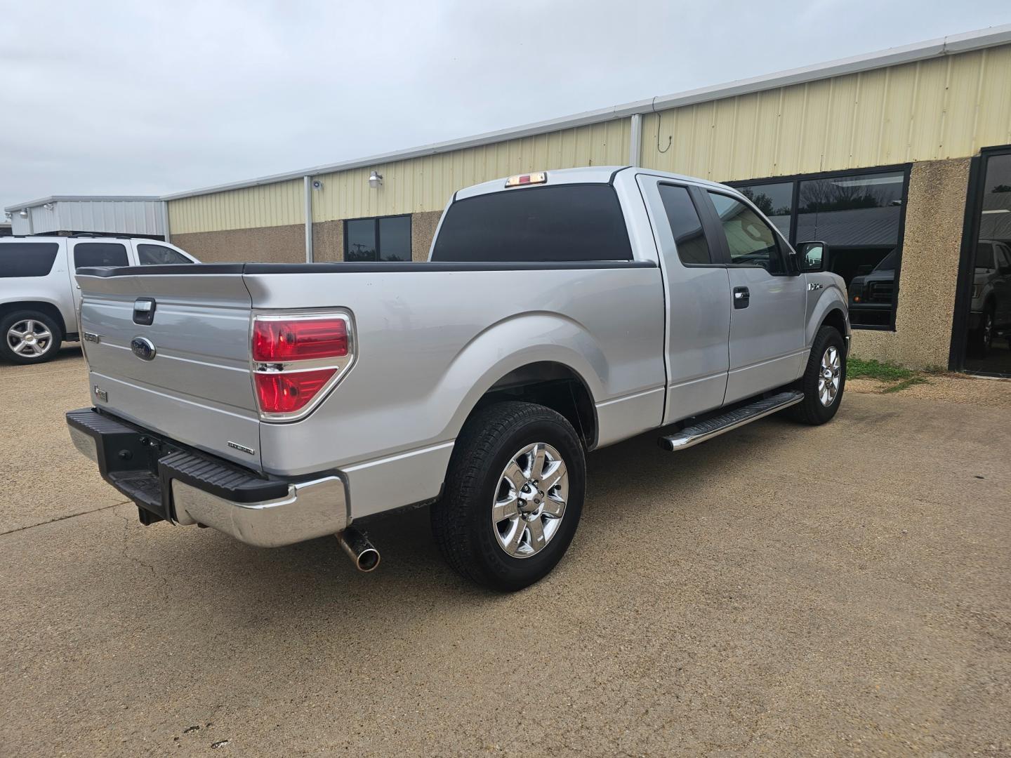 2014 SILVER Ford F-150 XLT SuperCab 8-ft. Bed 2WD (1FTEX1CM8EF) with an 3.7L V6 DOHC 24V engine, 6-Speed Automatic transmission, located at 533 S Seven Points BLVD, Seven Points, TX, 75143, (430) 255-4030, 32.313999, -96.209351 - Photo#2